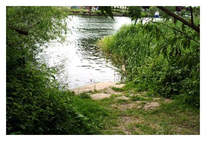 The slipway at Bablock Hythe (east) (photo courtesy of www.electric-boats.org.uk) 