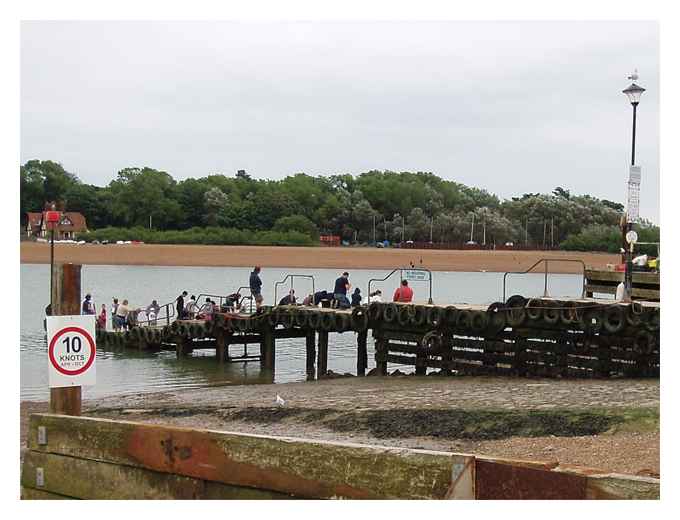 Crabbing contest, Felixstowe Ferry Pier © Amanda Slater